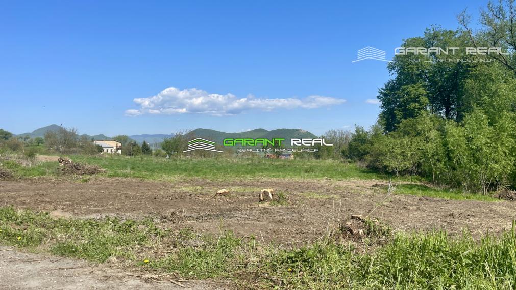 GARANT REAL - exkluzívne stavebný pozemok 570 m2, s výhľadom na Kapušiansky hrad, Vyšná Šebastová - Severná