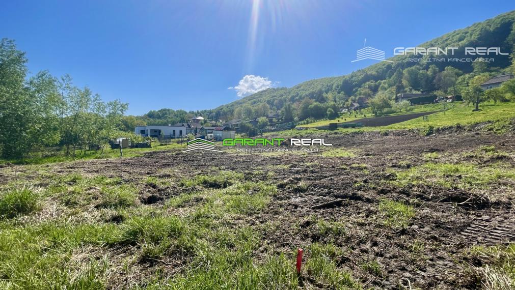 GARANT REAL - exkluzívne stavebný pozemok 570 m2, s výhľadom na Kapušiansky hrad, Vyšná Šebastová - Severná