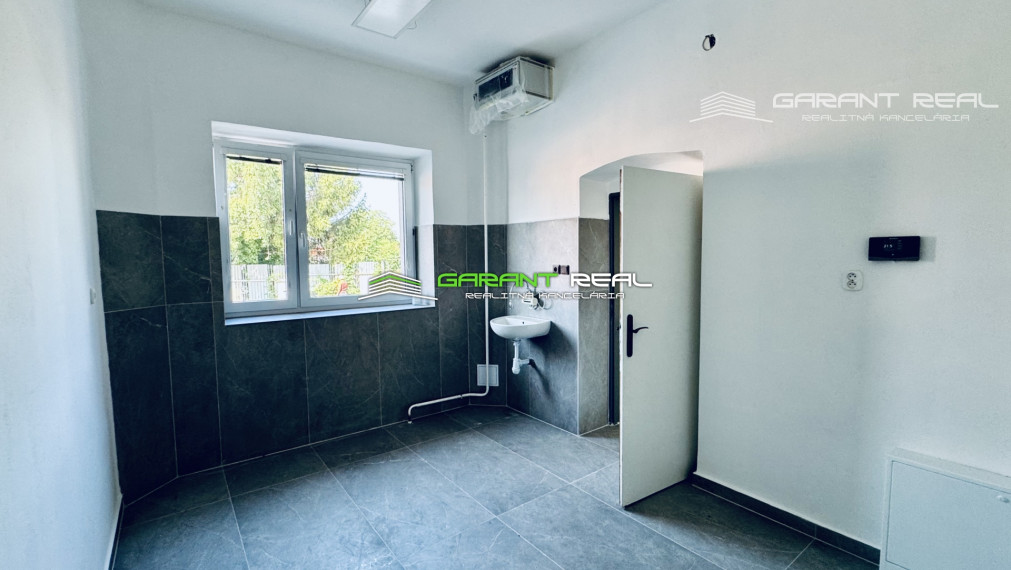 GARANT REAL - prenájom klimatizovaný obchodný priestor 110 m2, resp. priestor na služby, s parkovaním, Prešov, Masarykova ul.