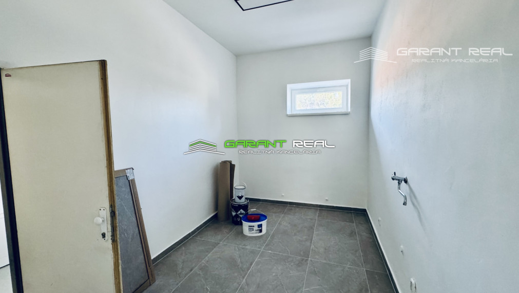 GARANT REAL - prenájom klimatizovaný obchodný priestor 110 m2, resp. priestor na služby s parkovaním, Prešov, Masarykova ul.