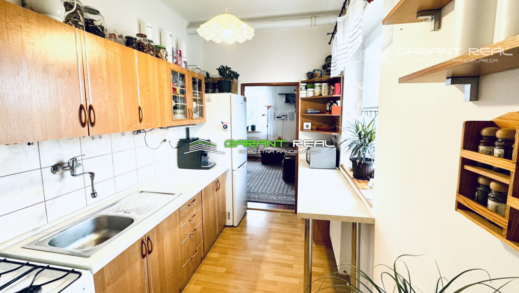 "REZERVOVANÉ" GARANT REAL predaj 3-izbový tehlový byt 57 m2, so samostatným kúrením, so záhradkou a garážou, Veľký Šariš, Matice slovenskej