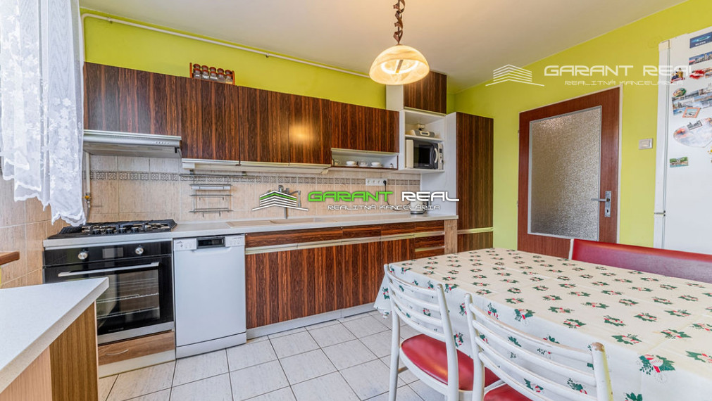 GARANT REAL - predaj 4-izbový byt v rodinnom dome, 105 m2, so záhradou 300 m2 a prístreškom na parkovanie, Prešov, Nižná Šebastová