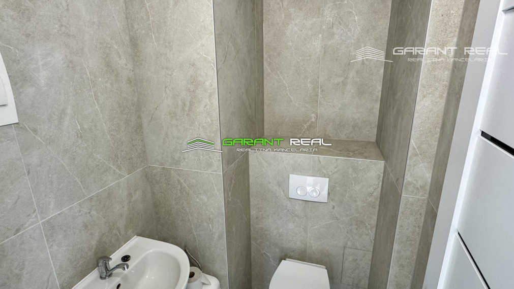 GARANT REAL - prenájom zrekonštruovaný klimatizovaný obchodný priestor 50 m2, resp. priestor na služby s parkovaním, Prešov, Masarykova ul.