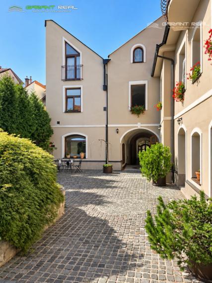 GARANT REAL – prenájom priestranného atypického 3-izbového bytu, 166 m², historické centrum Prešova