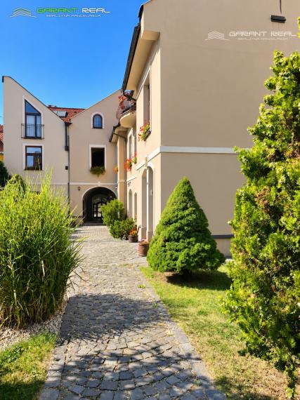 GARANT REAL – prenájom priestranného atypického 3-izbového bytu, 166 m², historické centrum Prešova